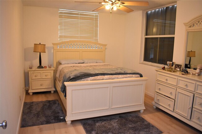 Building Photo - 1350 SE 3rd Ave