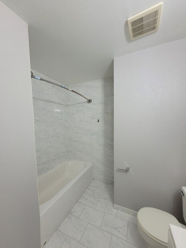 Building Photo - Move in ready 3 bed 2 bath home with 2 car...