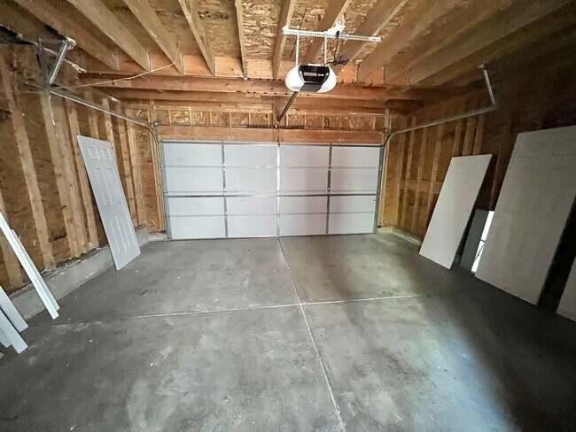 Building Photo - 3 bed 3.5 Bath with Bonus Studio Suite Above Detached Garage!