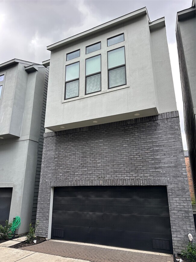 Building Photo - 2616 Riverside Dr