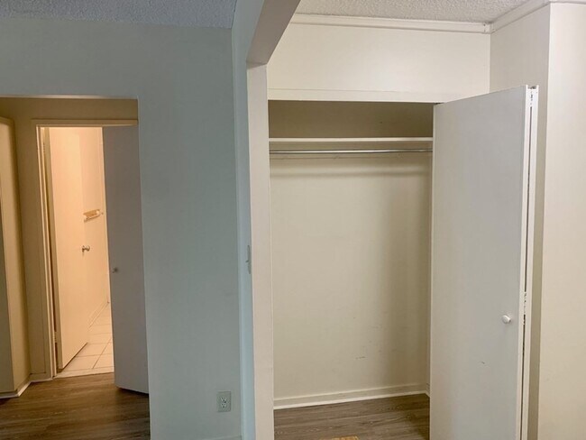 Building Photo - 33 Pond Ave