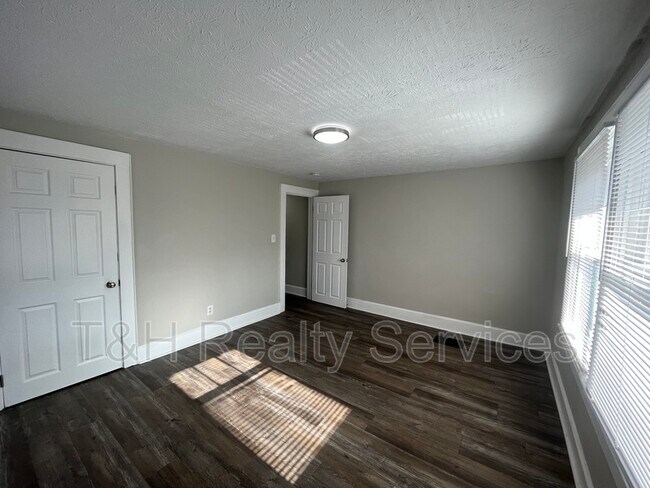 Building Photo - 4926 E New York St