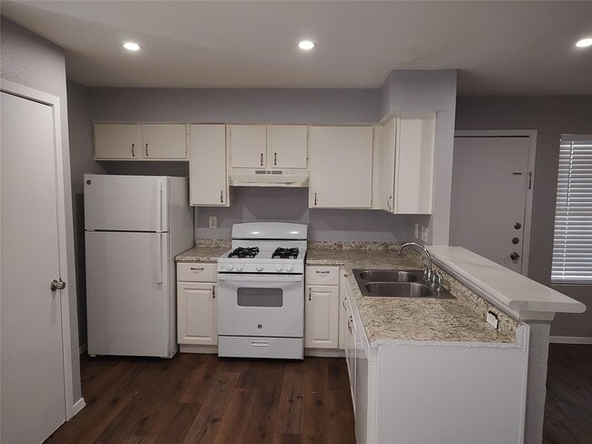 Building Photo - 2200 Leah Cove