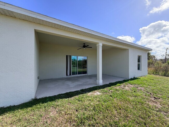 Building Photo - 3 bedrooms and 2 baths! FRESHLY RENOVATED!