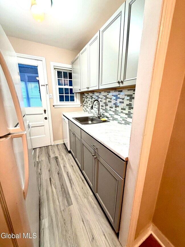 Building Photo - 2224 Crescent Rd