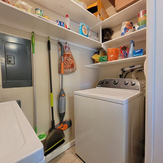 Building Photo - Spacious 2 bedroom 1 bathroom Condo with L...