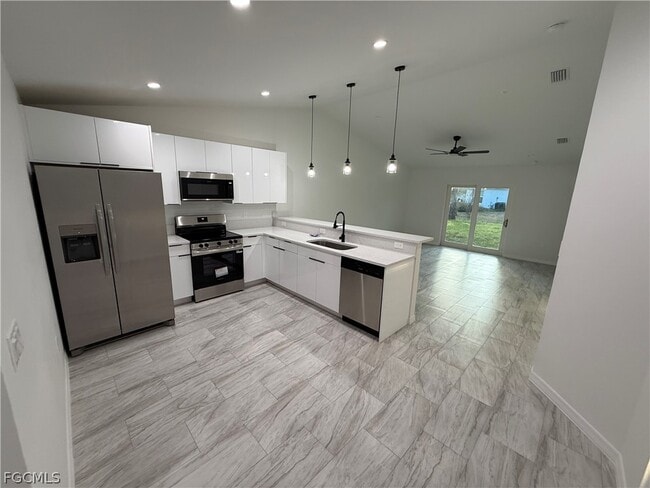 Building Photo - 447 Camrose St