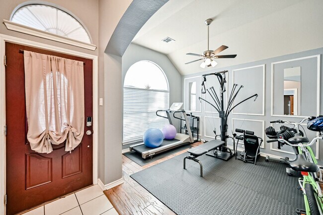 Building Photo - 1705 Fairfax Dr