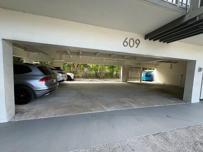 Building Photo - 609 NE 13th Ave