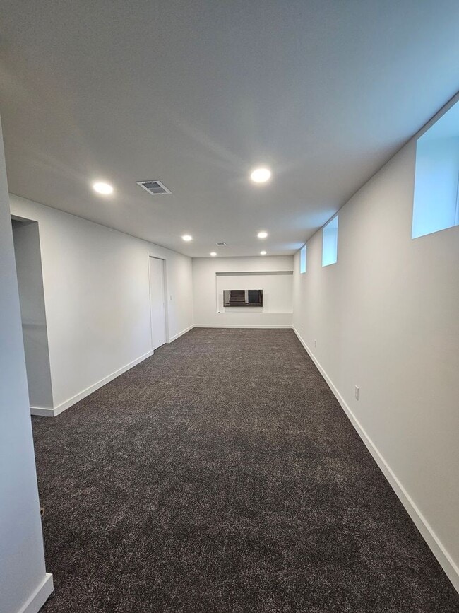 Building Photo - Newly Remodeled Home