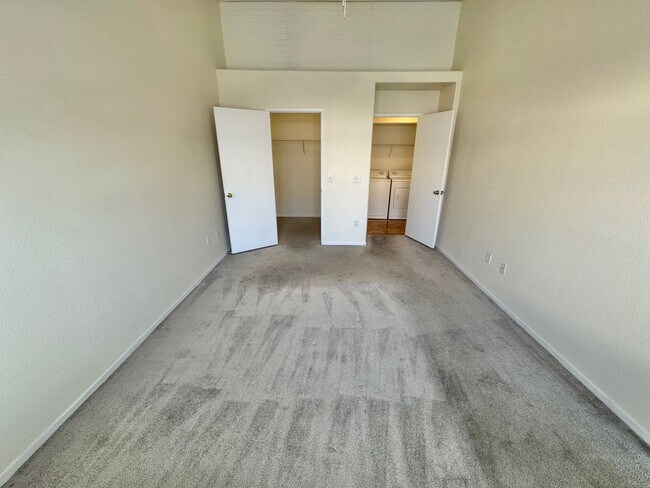 Building Photo - SPACIOUS 2 BEDROOM TOP FLOOR CONDO