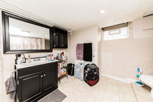 Building Photo - AVAILABLE MAY  - 2 Bedroom 1.5 bathroom Ho...