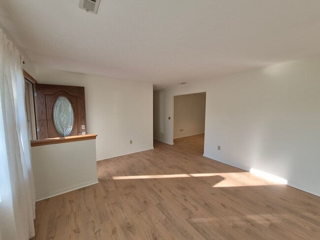 Building Photo - Charming 3BR 1.5BA Home w/ In-Unit Laundry + Central Air + Garage in Avon