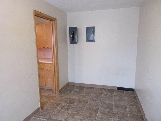 Building Photo - Spacious single level home with a retro feel - you must see!