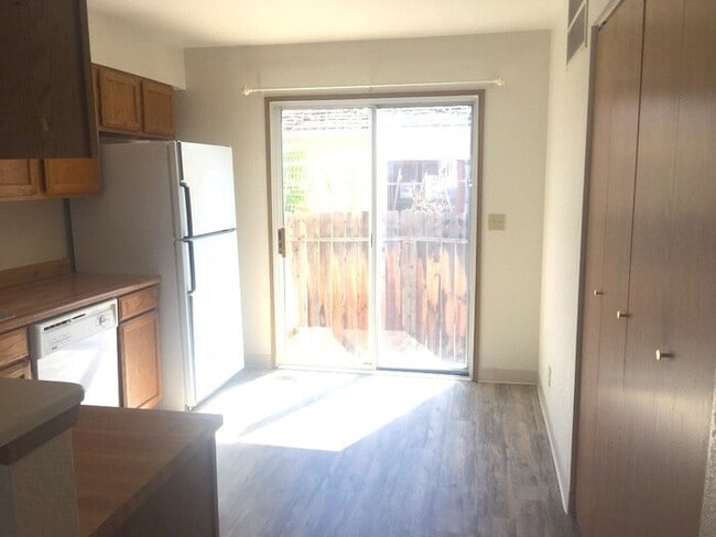 Building Photo - Reno Townhouse - Laundry Room in Unit/Gara...