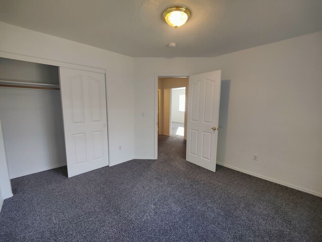 Building Photo - Spacious 3 bedroom 2.5 Bath Townhouse with...