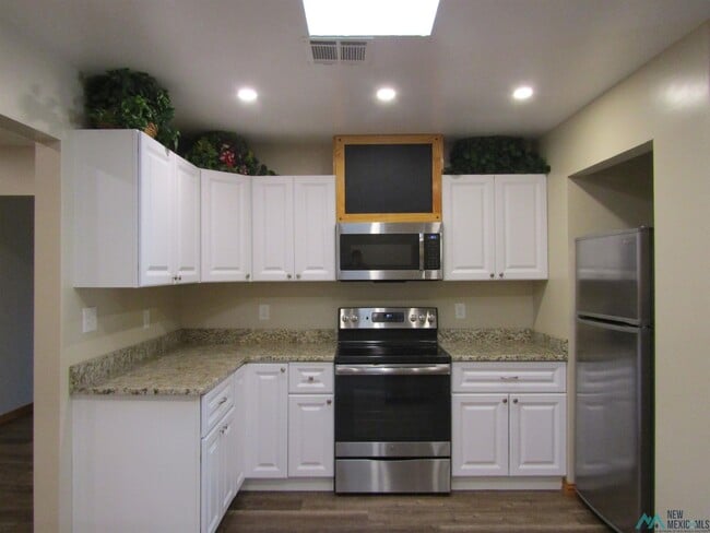 Building Photo - 1915 Villa Dr