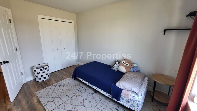 Building Photo - Stylish and Modern 3 BD | 2.5 BA Home - Mo...