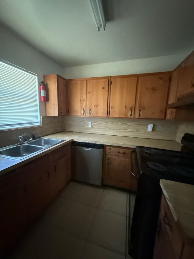 Building Photo - 4 bed/ 2.5 bath home, Walk to the stadium!...
