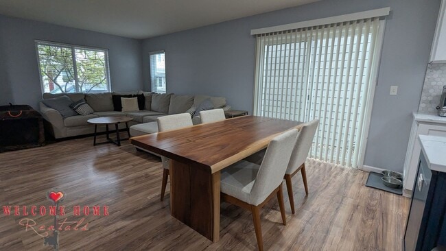 Building Photo - Flowing floorplan, minutes from I-5!!!