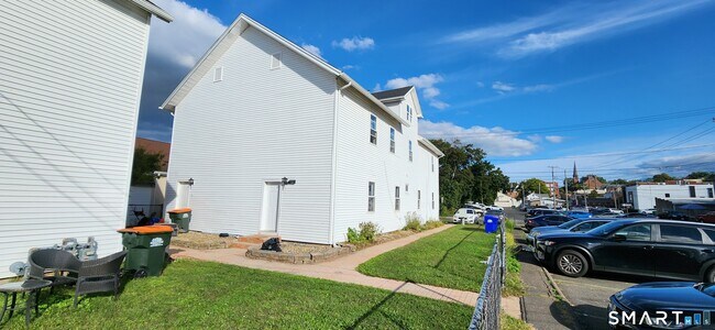 Building Photo - 24 Meadow St