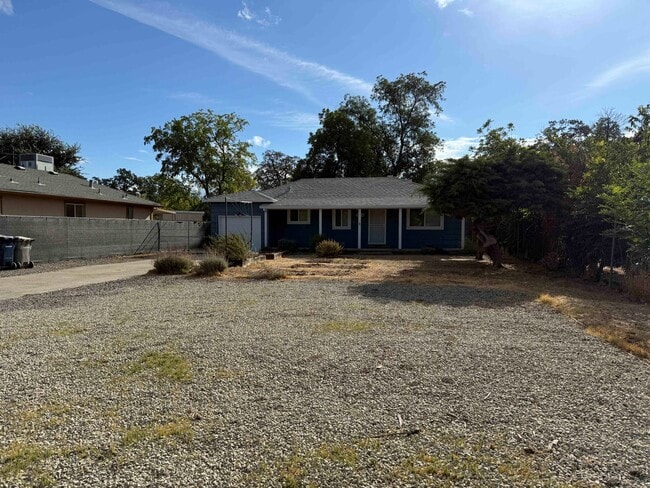 Building Photo - Slice of Country Living in the Heart of Sa...
