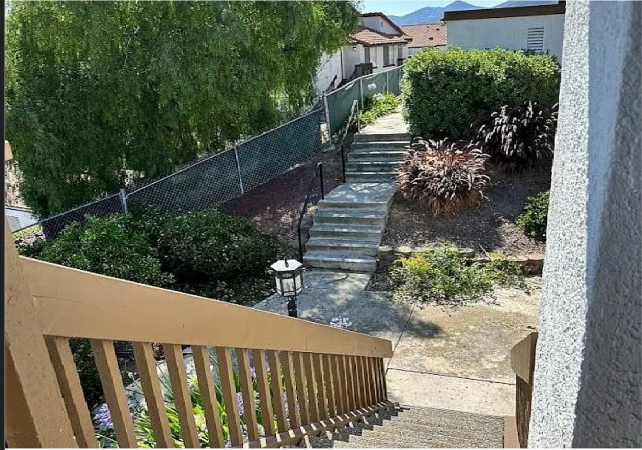 Building Photo - 870 S Rancho Santa Fe Rd