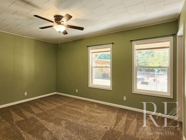 Building Photo - Charming Farmhouse in Town — Hobby Ready &...
