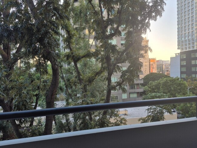 Building Photo - 600 W 9th St