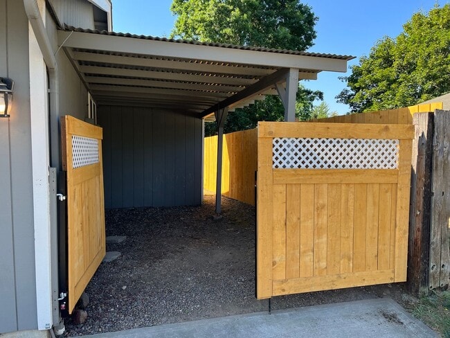 Building Photo - Three Bedroom Home in North Salem with New...