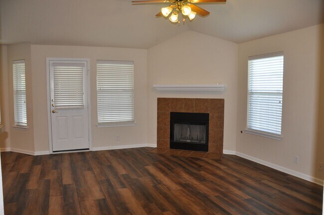 Building Photo - 3 Bedroom 2 Bath with Study in Kyle