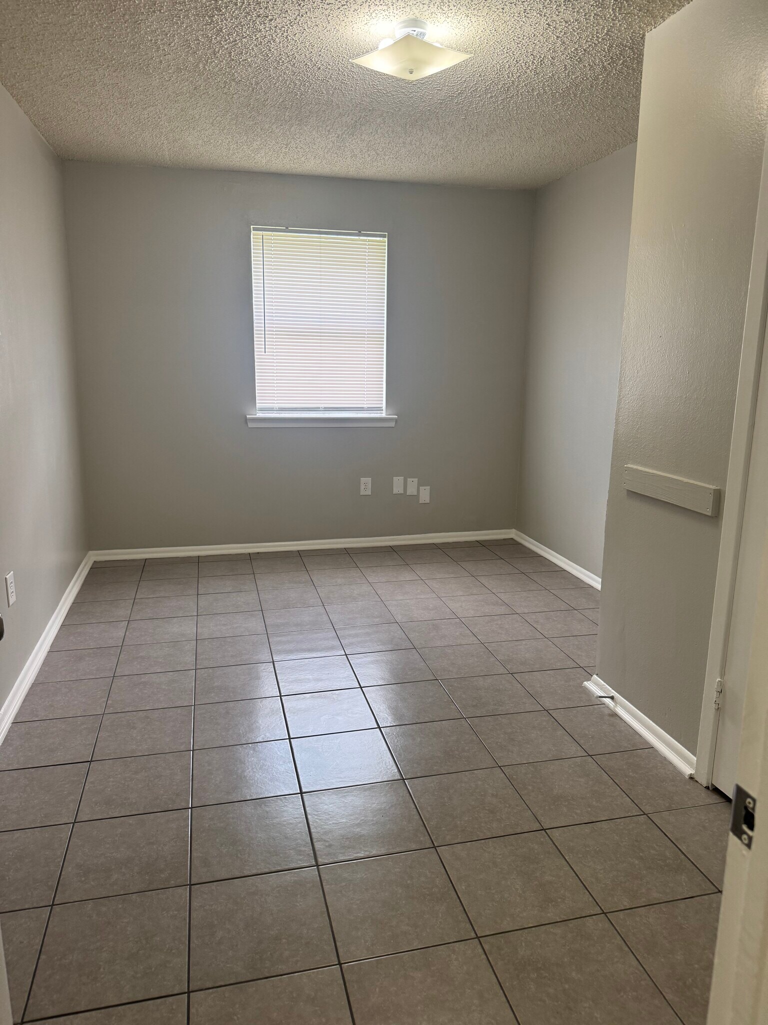 Building Photo - 708 24th St