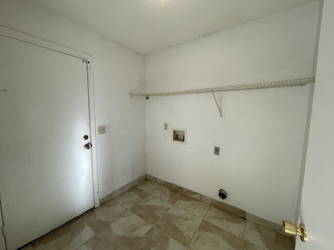 Building Photo - Home For Rent