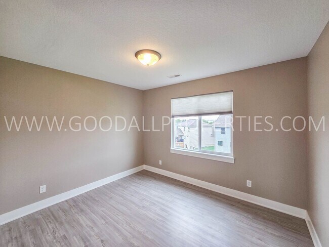 Building Photo - 4-Bedroom, 3.5-Bath Home with Walkout Finished Basement in Norwalk