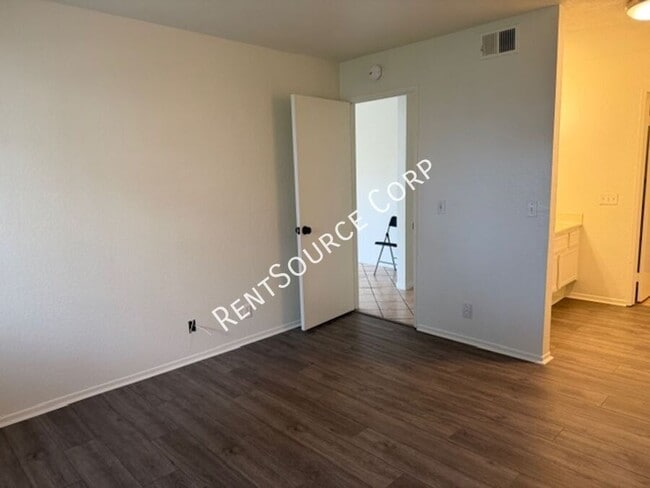 Building Photo - 2554 Olive Dr