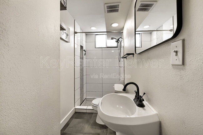 Building Photo - 5543 Atchison St