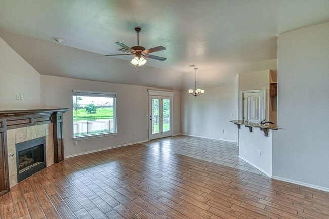 Building Photo - Newly Remodeled Three Bedroom with a Water...