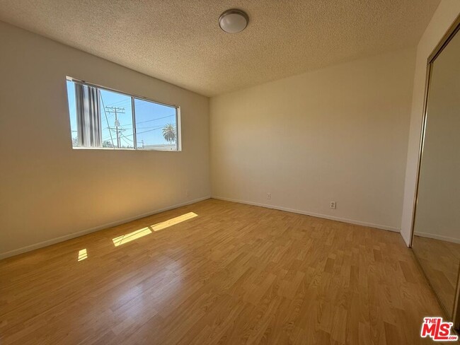 Building Photo - 505 S Verdugo Rd