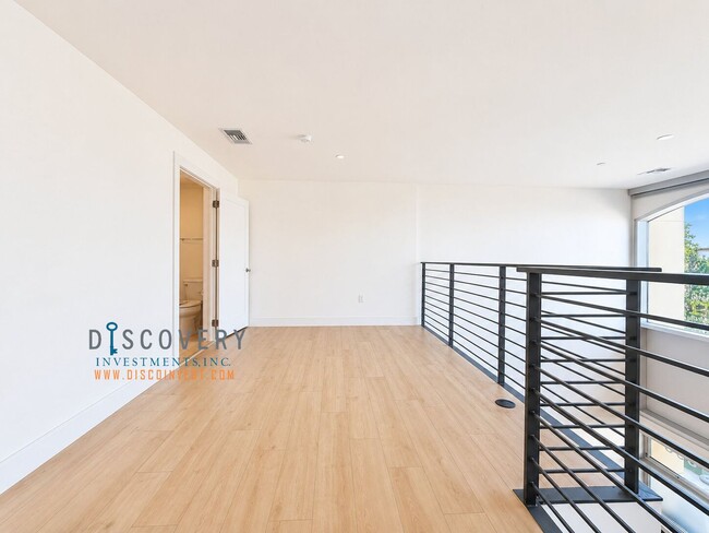 Building Photo - Modern Live/Work Loft At Market Square In Old Oakland