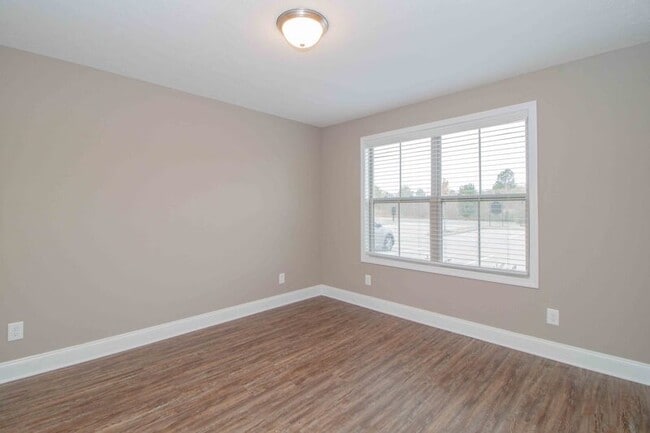 Building Photo - 325-D Landrum Pl