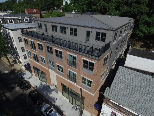 Building Photo - 66 Main St
