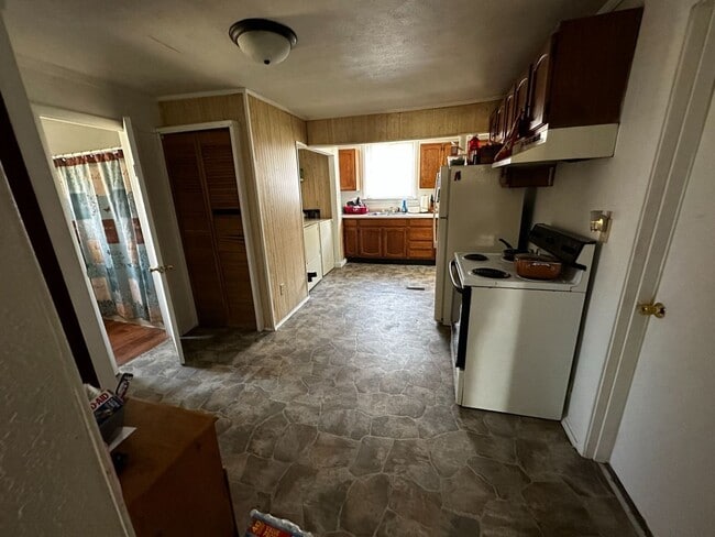 Building Photo - 3 Bed 1 Bath with Central AIr
