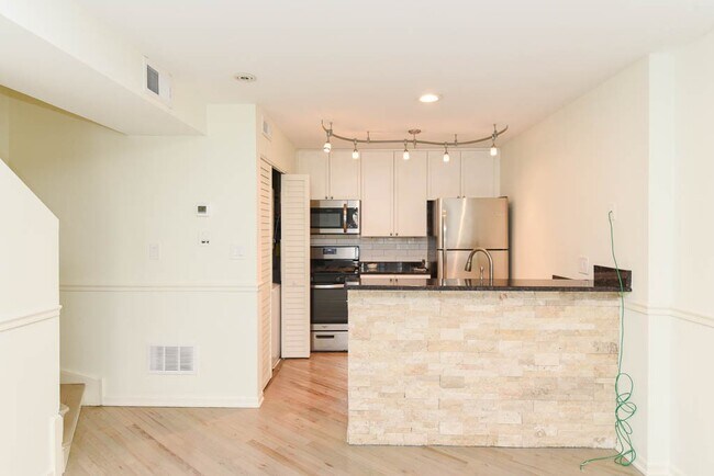 Building Photo - 959 W Grace St