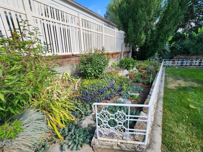 Building Photo - Beautiful 5 Bd 3.5 Ba Home in Holladay