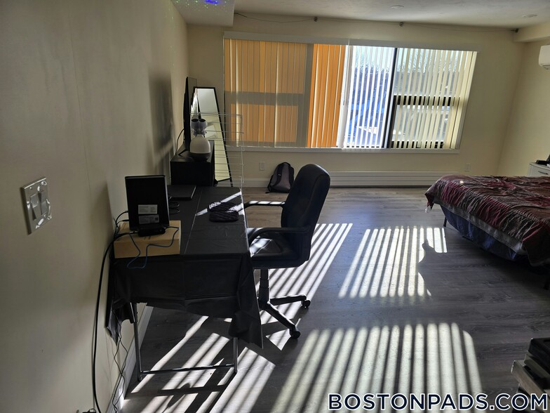 Building Photo - 1028a Commonwealth Ave