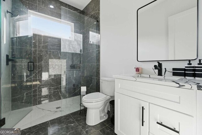 Building Photo - 556 Versailles Dr