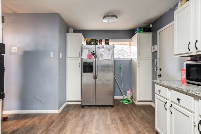 Building Photo - Rare find 5-bedroom 4-bathroom home near T...