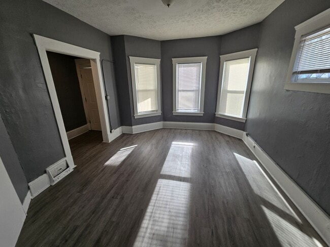 Building Photo - 2810 Woodbridge Ave