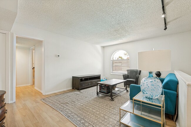 Building Photo - Welcome Home to this beautiful 2-bedroom, 2-bath Condo in highly sought-after Olmos Park Townhomes