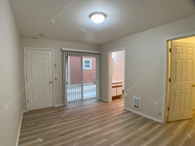 Building Photo - Bright 3 BR - 3 BA Townhouse in Redmond